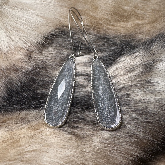 NWT Bijou Silver Tone Diamond Cut Teardrop Resin Dangle Earrings - Picture 6 of 6